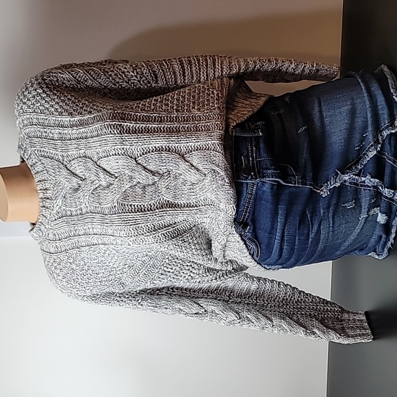 moon & madison Sweaters - ☑️Moon & Madison Soft Gray Cableknit Sweater